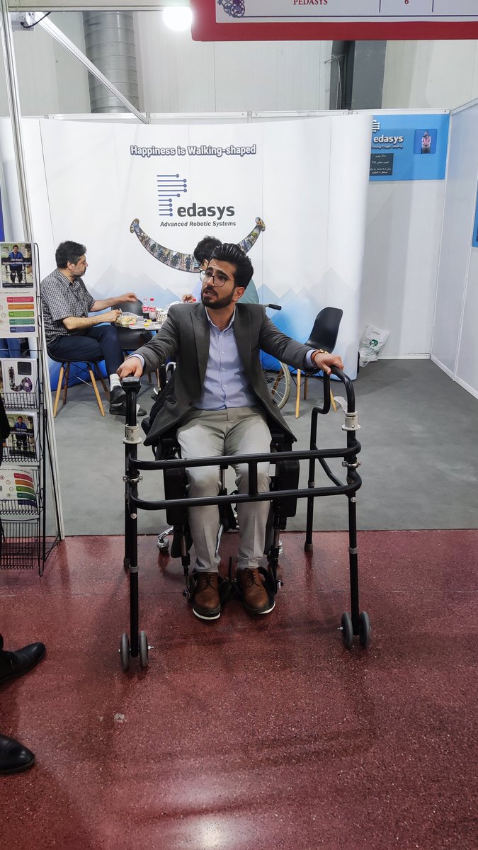 havas_paart's tweet photo. داستان از اینجا شروع میشه که یکی از پژوهشگران ایرانی چهار سال پیش تصمیم میگیره یک ربات اسکلت بیرونی بسازه. یک تیم شش نفری جمع می‌کنه و اکسوپِد رو می‌سازن. حالا چیکار می‌کنه؟ این ربات به افرادی که از پایین تنه دچار فلجی هستند یا ضایعه نخاعی دارند کمک می‌کنه که بدون کمک راه برند👇 https://t.co/DNv6TvyOYT