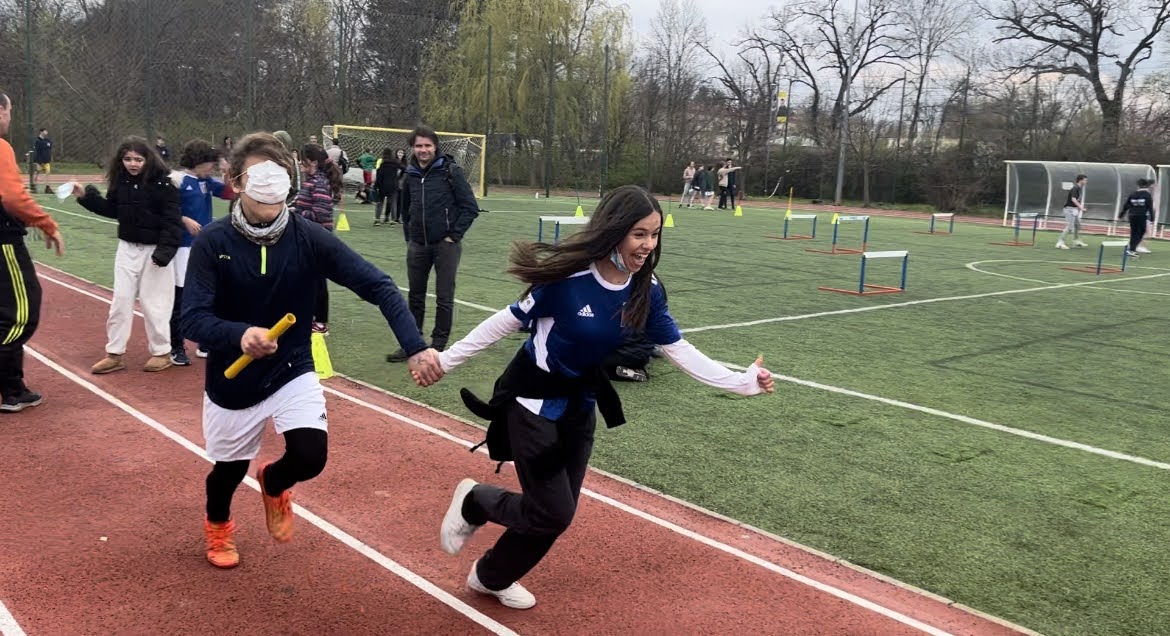 LFHAthenes's tweet photo. Une délégation d’#élèves du @LFHAthenes participe aux Jeux de la #ZESE #Bucarest

https://t.co/du8R15KJ1l

#SOP2023 @ZESE_AEFE_UNSS @aefeinfo https://t.co/yk5OlBAlEh
