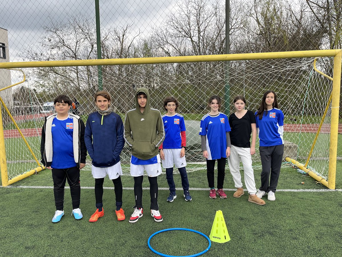 LFHAthenes's tweet photo. Une délégation d’#élèves du @LFHAthenes participe aux Jeux de la #ZESE #Bucarest

https://t.co/du8R15KJ1l

#SOP2023 @ZESE_AEFE_UNSS @aefeinfo https://t.co/yk5OlBAlEh