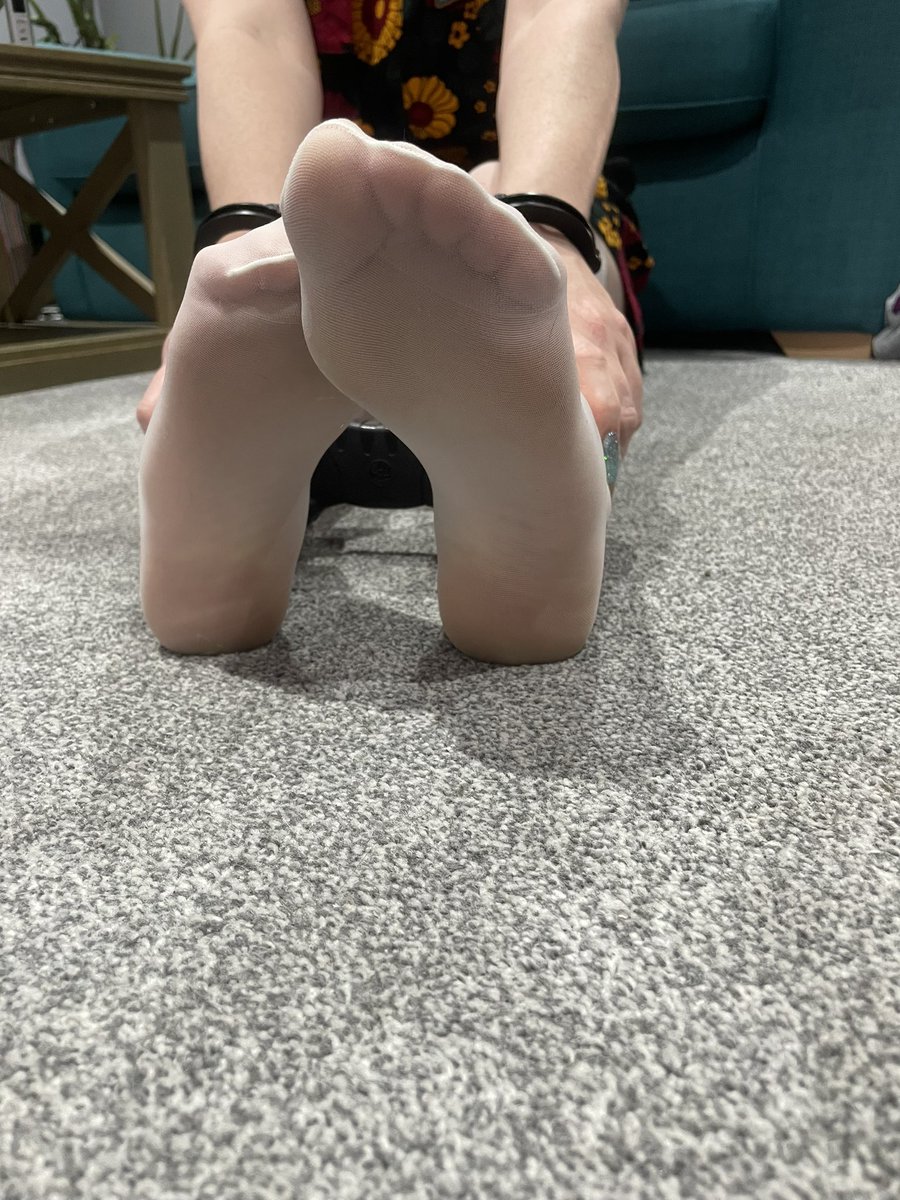 vicky_feet22's tweet photo. @loveforf33t1 @Cute_Lily_Feet https://t.co/kGwosQxvOT