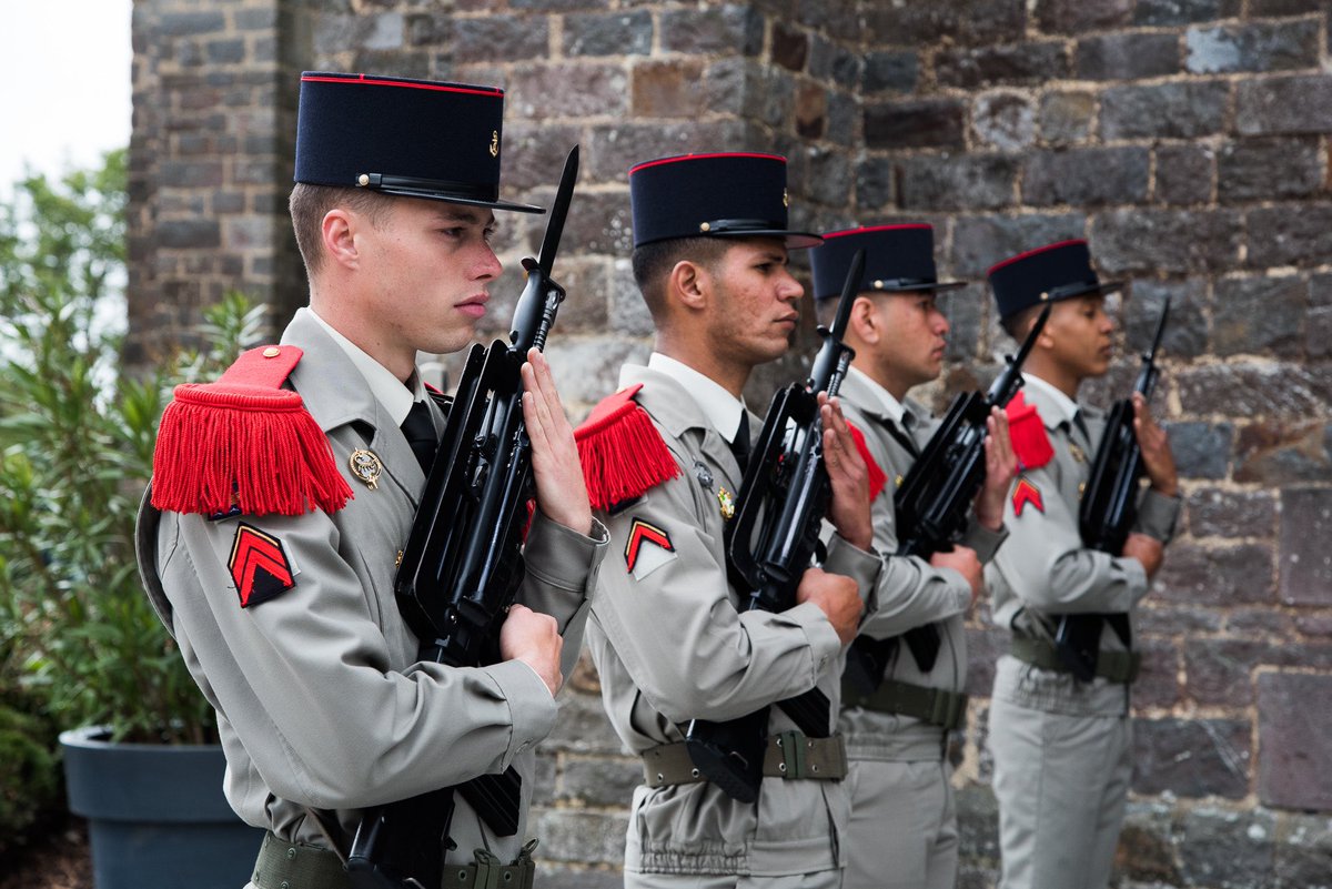 En ce #8mai1945, le 11e de Marine était présent dans de nombreuses communes de #Bretagne pour rendre hommage à celles et ceux qui ont donné leur vie pour la France. 🇫🇷

#8mai2023 #EnLeurSouvenir