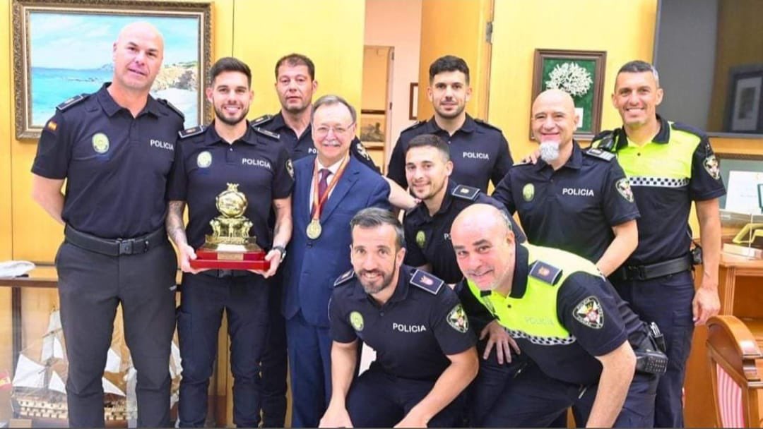 SPLMelilla's tweet photo. Los compañeros de la Policía Local de Ceuta, recibidos como se merecen.

En Melilla… semanas mareando la perdiz, que si salón dorado, que si Pabellón J.Imbroda, que si G.Pezzi… que hoy no, mañana… y les quitan hasta el local de la Asociación 😡

RESPETO YA A LA POLICÍA LOCAL. https://t.co/DOoK7obvQj