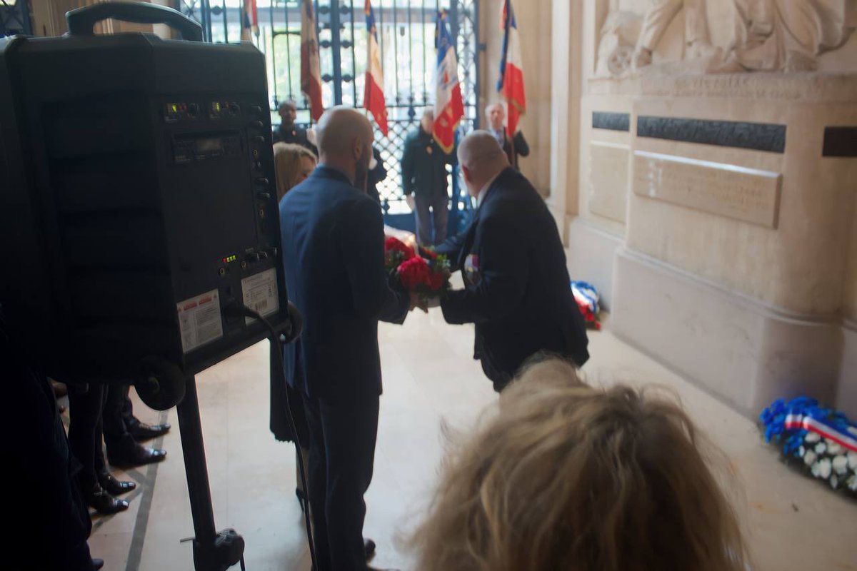Aux côtés de <a href="/Cl_Chassaniol/">Clara Chassaniol</a> et <a href="/poitoux_g/">Guillaume Poitoux</a> pour cette cérémonie du #8mai 🇫🇷

À tous les morts pour la France. 
Infini respect.
