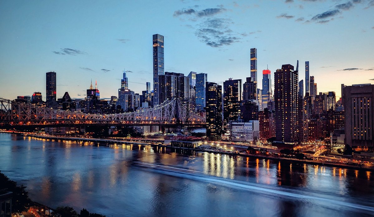 agulosso's tweet image. Dos del sabado pasado desde Roosevelt  Island. Golden hour + blue hour. #Pixelshot #NYC
