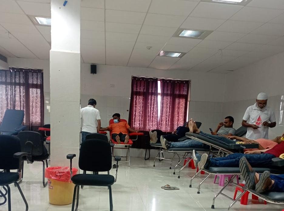 nhm_up's tweet image. #InternationalThalassemiaDay 
हमारा एक छोटा सा प्रयास किसी को दे सकता है जीवन का सबसे अनमोल उपहार &quot;रक्तदान जीवनदान&quot; 
#ITD2023 पर #GSVM &amp;amp; #ThalassemiaSocietyKanpur  के संयुक्त प्रयास से #Voluntary_Blood_Donation_Camp आयोजित किया गया जिसमे 169 रक्तदाताओं ने #स्वैच्छिकरक्तदान किया।