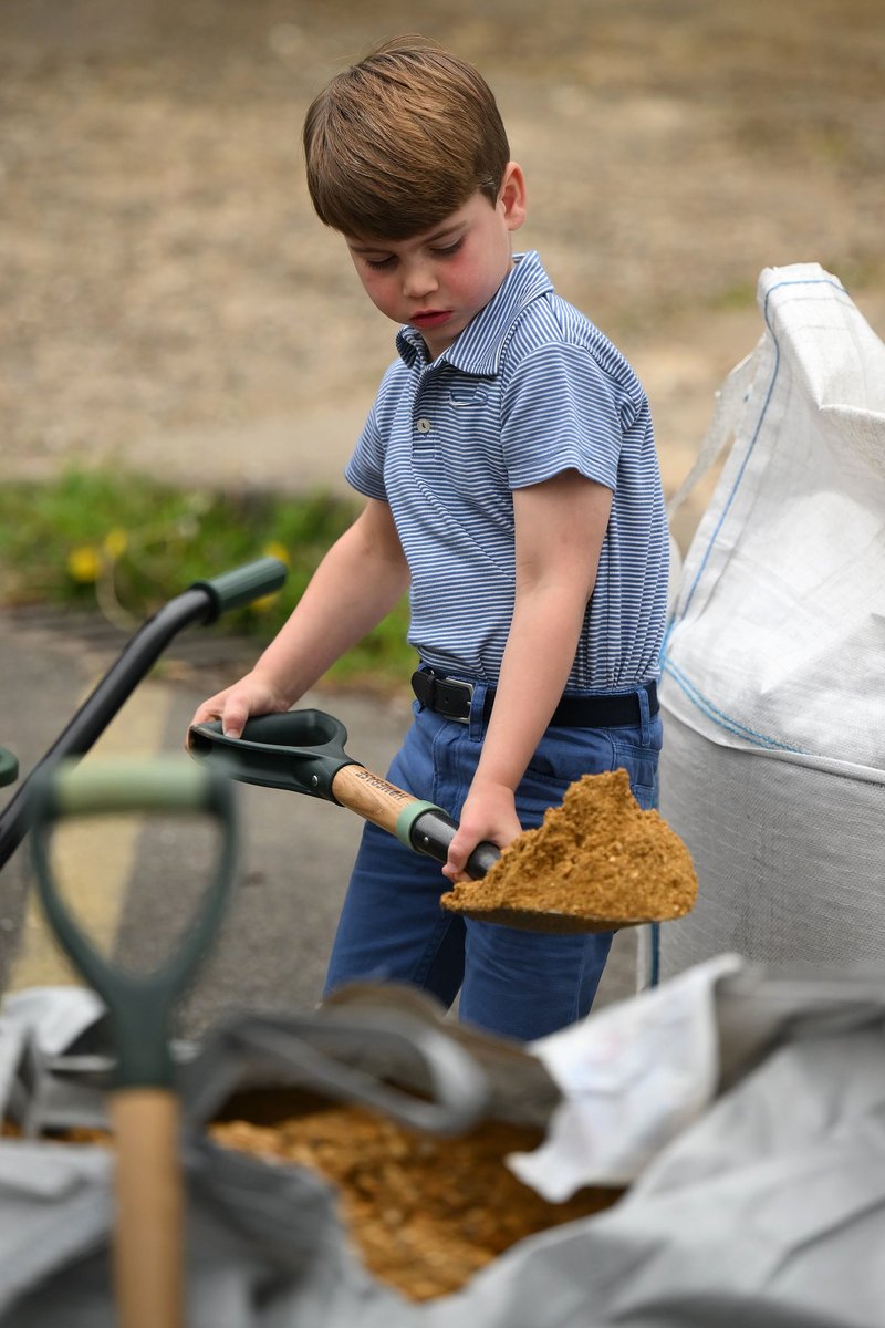 elliotwagland's tweet photo. Prince Louis and the Princess of Wales join volunteers to help renovate and improve the 3rd Upton Scouts Hut in Slough, as part of the Big Help Out, to mark the crowning of King Charles III and Queen Camilla.

Pics AFP https://t.co/dIZktqkAeF
