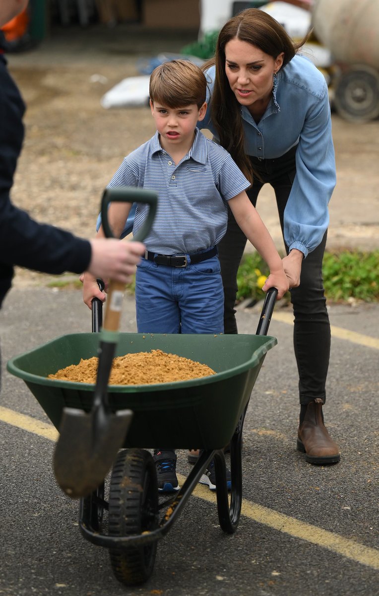 elliotwagland's tweet photo. Prince Louis and the Princess of Wales join volunteers to help renovate and improve the 3rd Upton Scouts Hut in Slough, as part of the Big Help Out, to mark the crowning of King Charles III and Queen Camilla.

Pics AFP https://t.co/dIZktqkAeF
