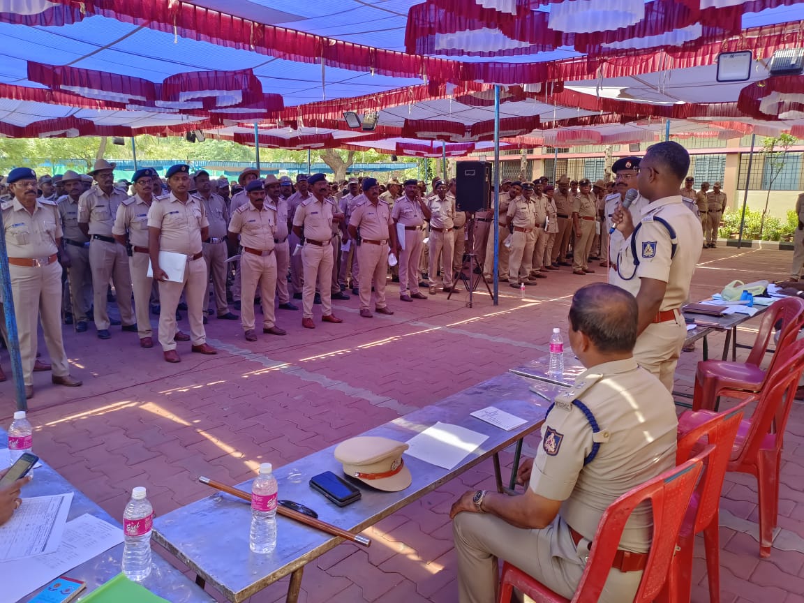 BallariSp's tweet photo. ಇಂದು ಬಳ್ಳಾರಿಯ ಸೆಂಟ್ ಜಾನ್ಸ್ ಶಾಲೆಯಲ್ಲಿ ಬಳ್ಳಾರಿ ನಗರ ವಿಧಾನ ಸಭಾ ಚುನಾವಣೆಯ ಕರ್ತವ್ಯಕ್ಕೆ ನೇಮಕವಾದ ಅಧಿಕಾರಿ/ಸಿಬ್ಬಂದಿಗಳಿಗೆ ರೊಲ್ ಕಾಲ್ ನಡೆಸಿ ಚುನಾವಣಾ ಕರ್ತವ್ಯಗಳ ಬಗ್ಗೆ ಸೂಕ್ತವಾದ ಸಲಹೆ/ಸೂಚನೆಗಳನ್ನು ನೀಡಲಾಯಿತು.@DgpKarnataka @alokkumar6994 https://t.co/foOSx3sduP
