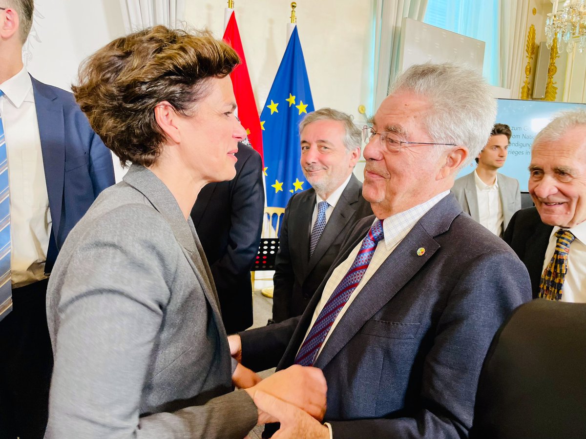 emitterhuber's tweet photo. Festakt im Bundeskanzleramt zum Gedenken an die Befreiung vom Nationalsozialismus am 8. Mai mit @rendiwagner, Bundespräsident aD Heinz Fischer, Zeitzeugin Käthe Sasso uvw. Dieser Tag ist Mahnung, gemeinsam gegen Hass und Rassismus aufzustehen. #NieWieder https://t.co/cpTGkiWZAw