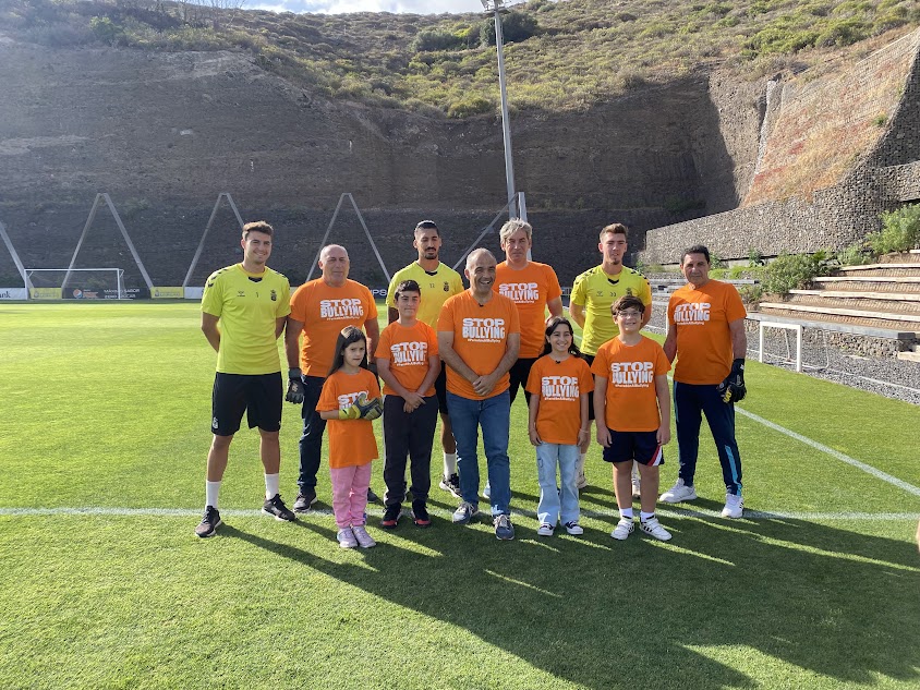 “Paradón al Bullying”. La campaña contra el acoso escolar de  GRUPO CRI junto con la UD Las Palmas y la pluma de Yeray Rodríguez.    

Leer noticia ➡️ cricanarias.com/noticias/parad…

#ParadónAlBullying
<a href="/UDLP_Oficial/">UD Las Palmas</a> <a href="/SPARGranCanaria/">SPAR Gran Canaria</a> <a href="/CriCanarias/">Grupo CRI</a>
#LaUnionHaceLasPalmas #inclusion #Respeto