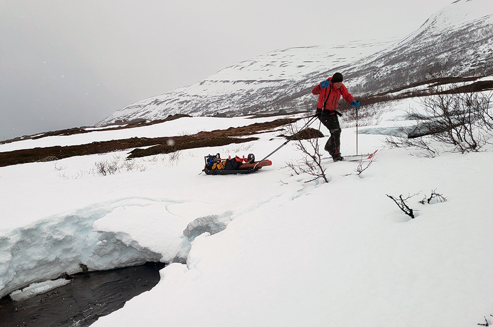 NGUgeology's tweet photo. To geologer fra NGU og en biolog fra NTNU var nylig på frisk  og vinterlig feltarbeid på Nordkinnhalvøya.
Geologene kartlegger spor etter istid og landheving, ved å bore ned i bunnen av innsjøer. Samtidig finner de  gammelt DNA fra stingsild, som kan forklare evolusjon. https://t.co/hwNJM3PIlL