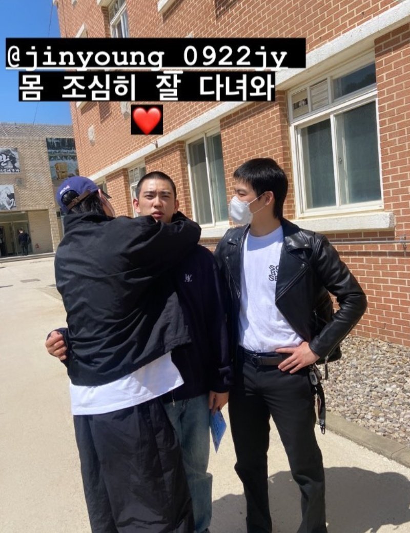 sevendless's tweet image. JAY B and Yugyeom sending off Jinyoung 😭

#WeWillWaitForJinyoung #GOT7 #갓세븐 @GOT7