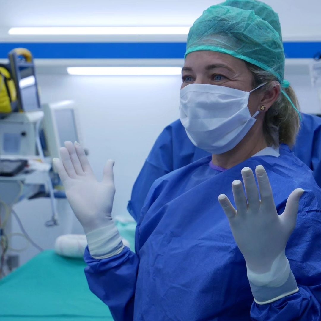 Escuela_SAMU's tweet photo. Formación en #perioperatoria para nuestros alumnos/as de #TCAE!!
Les enseñamos los procesos de preparación del paciente y de revisión preoperatoria, preanestesia y cuidados intraoperatorios durante la intervención.
Máximo provecho!
#aprendehaciéndolo
#escuelaSAMU
#sanitarios https://t.co/LJEgggcjVB
