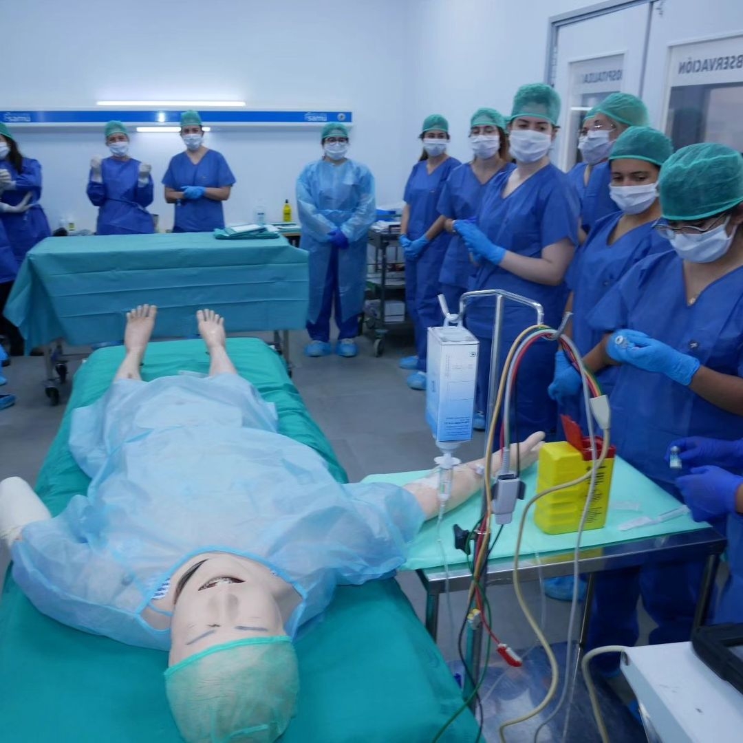 Escuela_SAMU's tweet photo. Formación en #perioperatoria para nuestros alumnos/as de #TCAE!!
Les enseñamos los procesos de preparación del paciente y de revisión preoperatoria, preanestesia y cuidados intraoperatorios durante la intervención.
Máximo provecho!
#aprendehaciéndolo
#escuelaSAMU
#sanitarios https://t.co/LJEgggcjVB