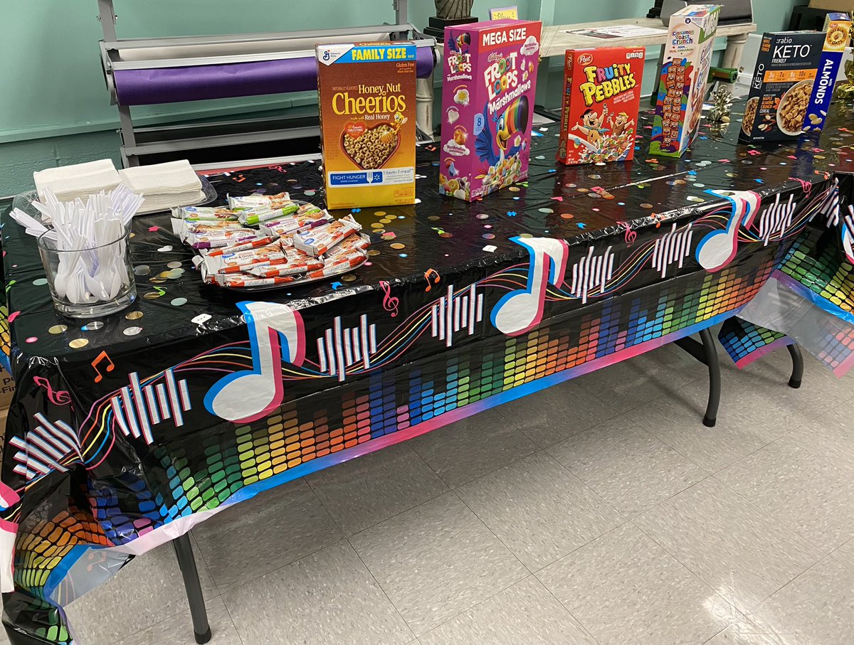 SandersMiddle55's tweet photo. Teachers @SandersMiddle55 “cereal-sly” rock! Our rock star crew is being treated to a cereal bar this morning! #RocknLearn @864Dawkins_ @LCSD55 @loveSCschools https://t.co/6GyyuEjJPI