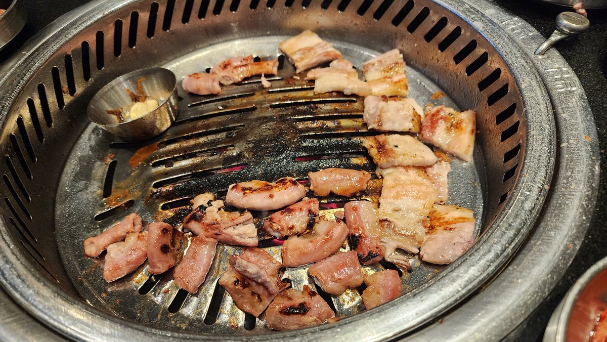 Oi94_'s tweet photo. รีวิวดูแร : อร่อยมากอีเหี้ยยยยยยยยยย ไส้ย่างเอาไป 100 คะแนนไม่หาร พนักงานช่วยย่างดูแลดีมากกกกก เครื่องเคียงเว่อสุดและเติมได้ไม่อั้น ละสลัดมันฝรั่งคืออร่อยมากๆๆๆๆ น้ำตาไหลละ 😭 (แต่บุฟเฟ่ต์ต้อง 2 คนขึ้นนะคะ) https://t.co/crjsTA5aZD