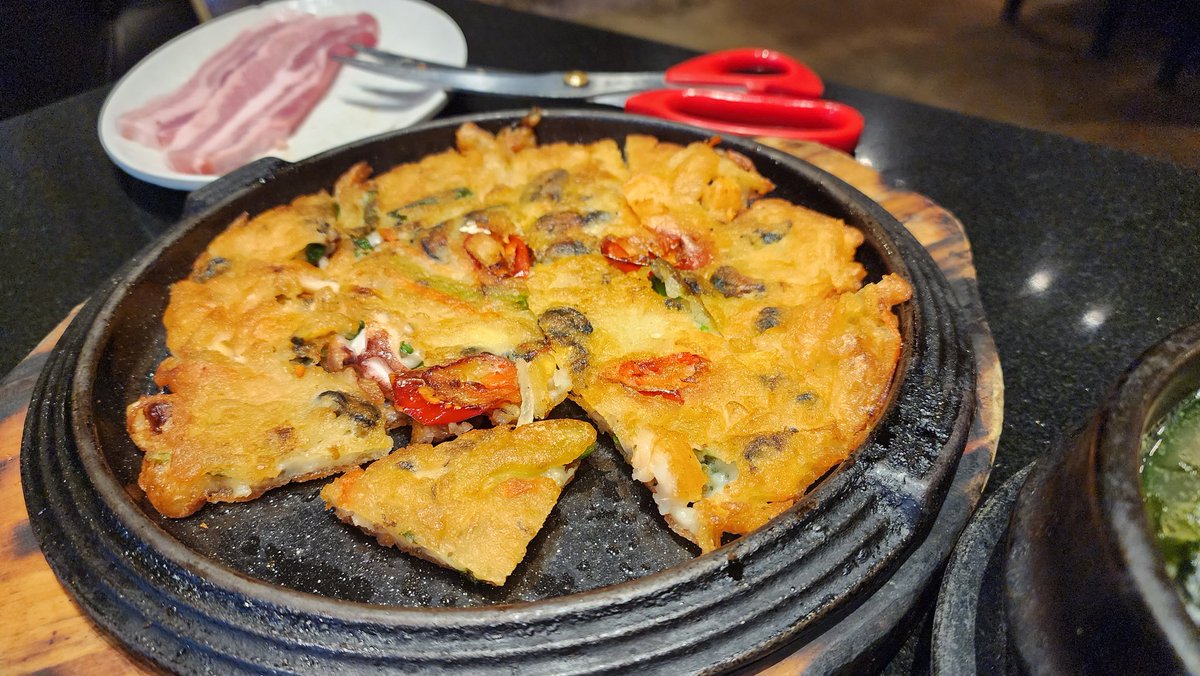 Oi94_'s tweet photo. รีวิวดูแร : อร่อยมากอีเหี้ยยยยยยยยยย ไส้ย่างเอาไป 100 คะแนนไม่หาร พนักงานช่วยย่างดูแลดีมากกกกก เครื่องเคียงเว่อสุดและเติมได้ไม่อั้น ละสลัดมันฝรั่งคืออร่อยมากๆๆๆๆ น้ำตาไหลละ 😭 (แต่บุฟเฟ่ต์ต้อง 2 คนขึ้นนะคะ) https://t.co/crjsTA5aZD