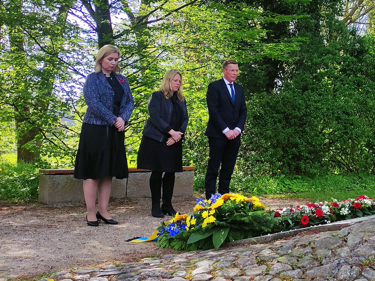 RathausHB_news's tweet photo. #8Mai Heute jährt sich zum 78. Mal das Ende des Zweiten Weltkriegs. Die @HBBuergerschaft hat diesen Tag 2020 zum offiziellen #Gedenktag für das Bundesland #Bremen erklärt. Für den Bremer Senat hat Bürgermeisterin Schaefer einen Kranz am Denkort Bunker Valentin niedergelegt. (1/3) https://t.co/RvqB1vokHB