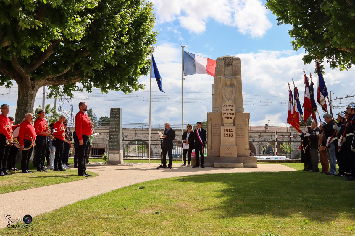 CREAFILM07's tweet photo. Commémoration de la Victoire du 8 mai 1945 sur la commune du Pouzin. Plus de photos sur la page Facebook Mairie de le Pouzin

#lepouzin #ardeche #8mai #8mai1945 #commemoration #victoire #republiquefrancaise #ceremonie #france #pompier #sapeurspompiers #portedrapeau https://t.co/TPG2LJWDl8