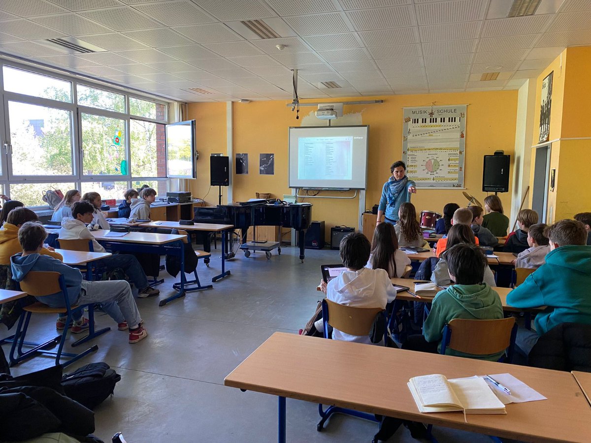 InnovacioSLEO's tweet photo. Mobilititats  #EMAILC Estada de INS Manuel Sales i Ferré, Milà i Fontanals i Martí l’Humà a Cecilien Gymnasium i  Comenius Gymnasium Düsseldorf Els programes GEP i AVANCEM s'enriqueixen en contacte amb altres programes en centres plurilingües @sllengua @EplusCatEdu @educaciocat https://t.co/1a7yDe0QGp