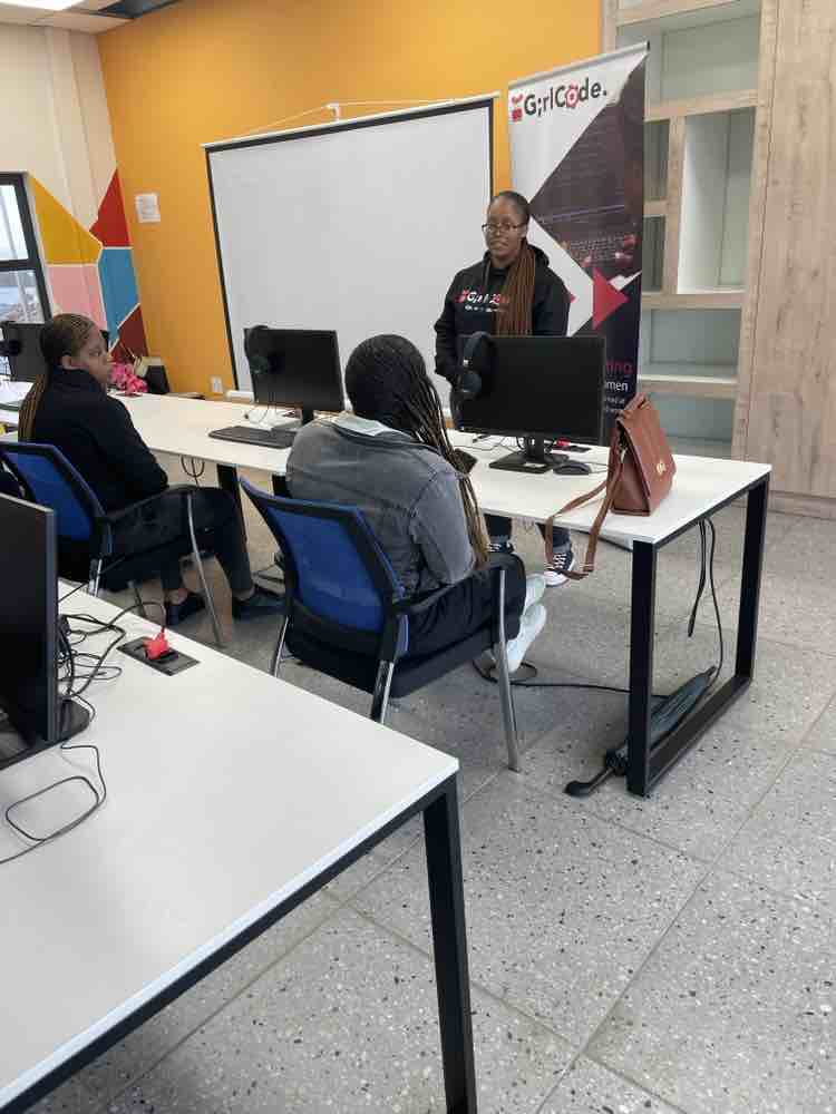 GirlCode_za's tweet image. Classes in full effect💃🏾. The learners will be covering topics on Html, Css, Java Script and intro to Web. 
@CellC @weseeyouth
#weseeyou #Empower #GirlCoder