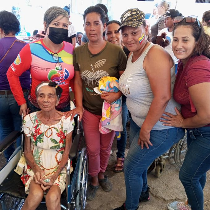 #ConMaduroMásCerca | Familias de Caigüire fueron beneficiadas con atención médica general, entrega de ayudas técnicas, medicamentos, jornada de cambio de imagen y embellecimiento, entre otros. #SucreSeResteaConNicolás