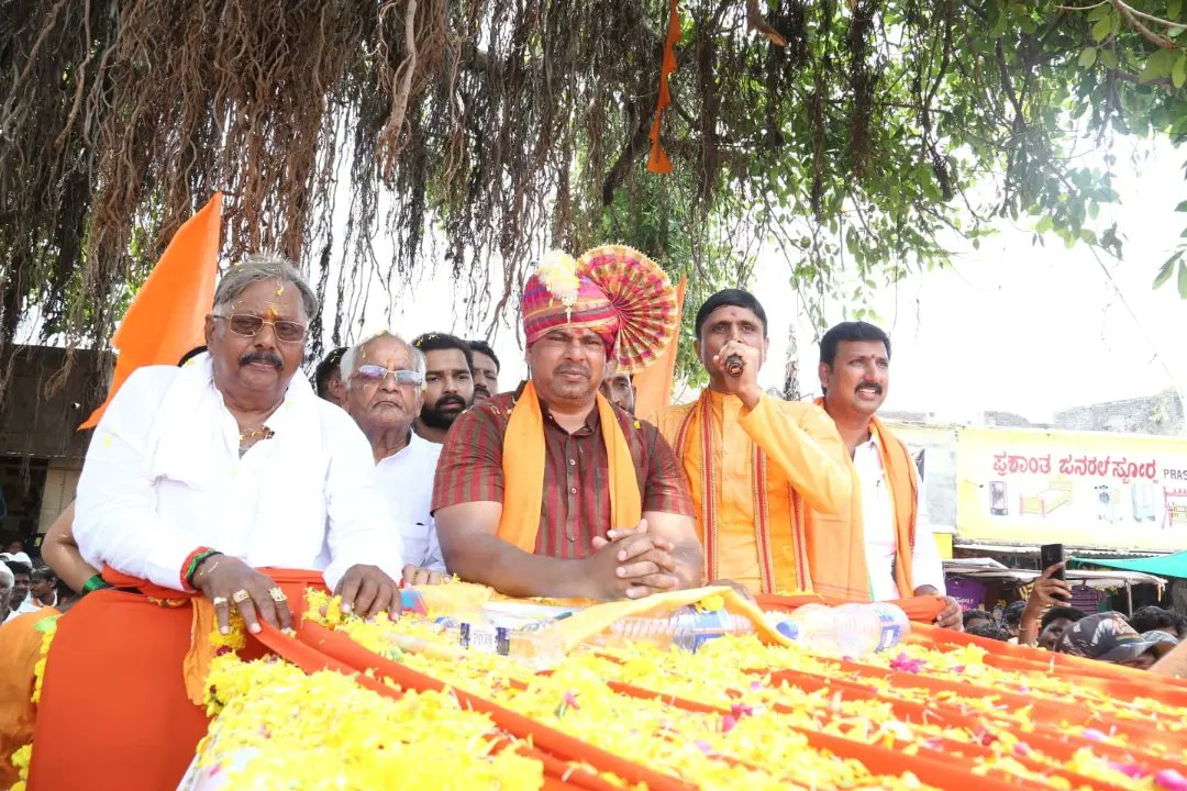 SubhashRG_BJP's tweet photo. ಇಂದು #ಆಳಂದ ಪಟ್ಟಣದಲ್ಲಿ ಪ್ರಖರ ಹಿಂದುತ್ವವಾದಿ, ಹೈದರಾಬಾದ ಶಾಸಕರಾದ ಸನ್ಮಾನ್ಯ ಶ್ರೀ ಟಿ ರಾಜಾ ಸಿಂಗ್ ಹಾಗೂ ಆಂದೋಲಾದ ಶ್ರೀ ಸಿದ್ದಲಿಂಗ ಸ್ವಾಮೀಜಿ ಅವರು ಬೃಹತ್ ರೋಡ್ ಶೋ ಮೂಲಕ ಮತ ಯಾಚಿಸಿ, ನನ್ನ ಪರ ಪ್ರಚಾರ ಮಾಡಿದರು. 

#Aland https://t.co/tLESl7QOw1