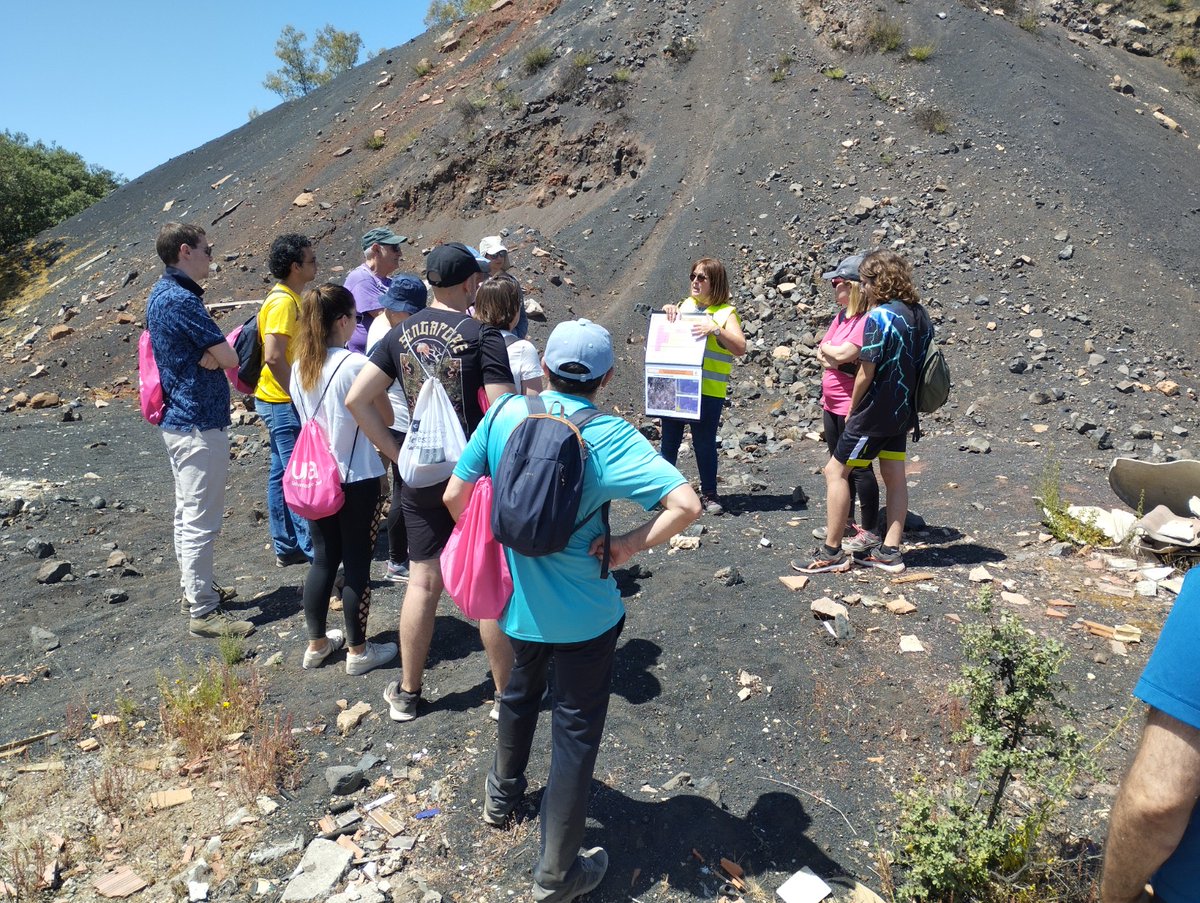 ujaen's tweet photo. ⛏️La @ujaen muestra el contexto geológico de las minas de plomo de Linares en el marco de la celebración del #Geolodía2023, una visita que ha estado organizada por el Departamento de Geología y la UCC+i de la #UJA
👉https://t.co/862TmqHMJy https://t.co/5c9r93hrsQ