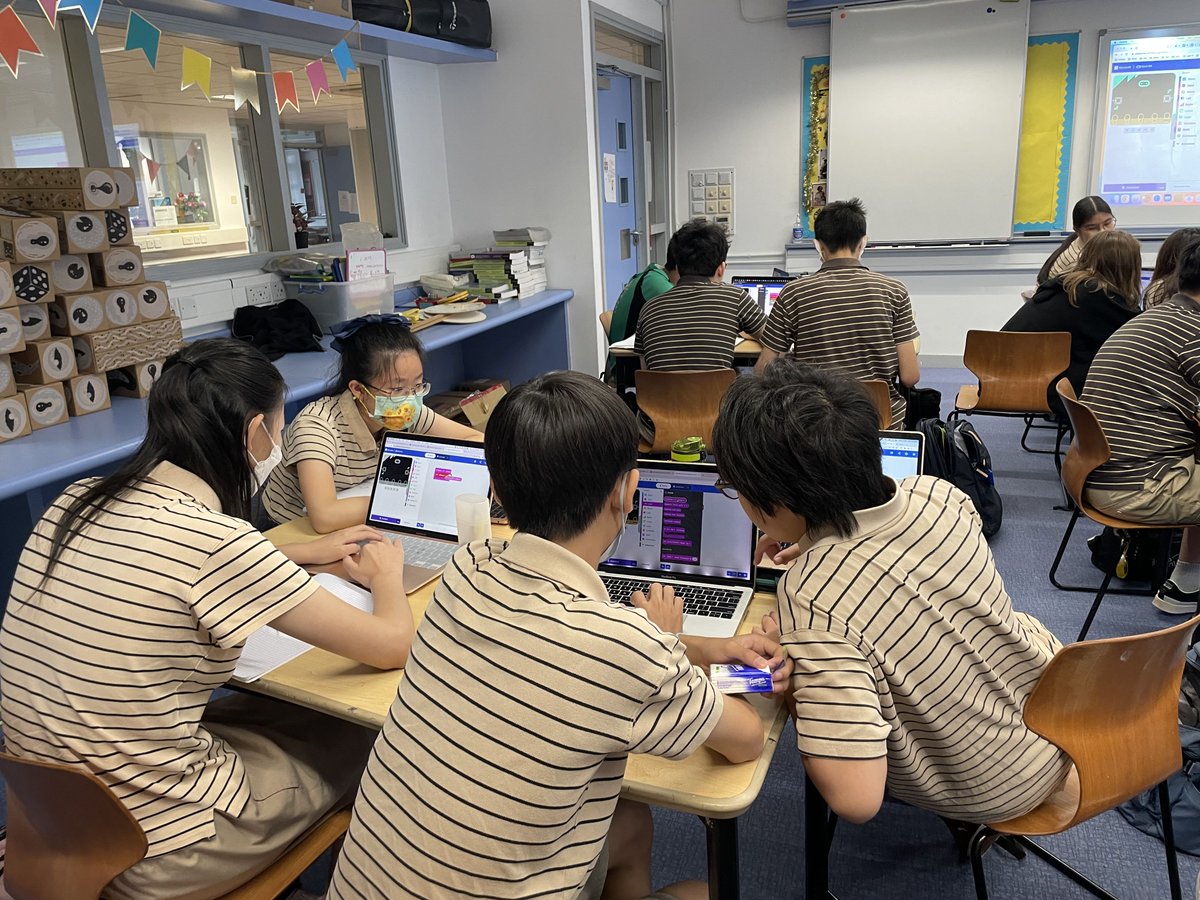 📐📏 Y9 #math students used <a href="/microbit_edu/">Micro:bit Educational Foundation</a> to create clinometers and measure the heights of objects around #school! This interactive activity helped them apply #trigonometry concepts to real life situations. 

Check out the instructions: linktr.ee/CoraEdTech #edtech #innovation