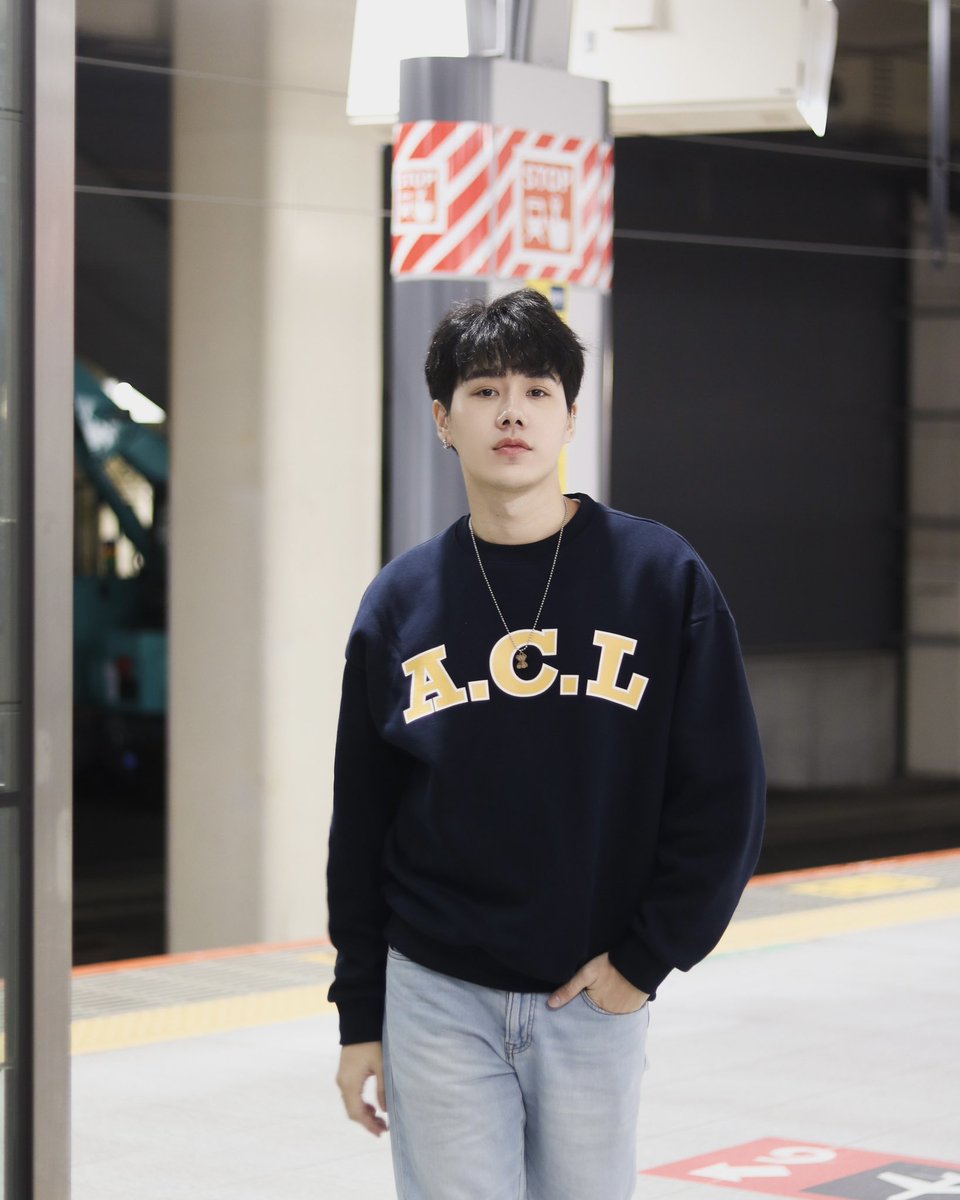 Petchpigz's tweet photo. รอหน่อยนะ กำลังนั่งรถไฟไปหา 🚇  #Petchpigz https://t.co/Qm3nw5APJS