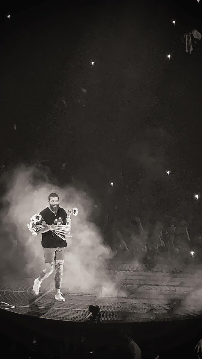 StephCpfc's tweet photo. Amazing night at 02 Arena seeing @PostMalone @SwaeLee - never ever fails to deliver! 🌻🌻 My favourite picture my son took last night @cpfc_moir - maybe one day, a photography shoot! 😀🤞 Thank you very much Ladies and Gentlemen. #postmalone #02arena https://t.co/ZffMtCbBuc