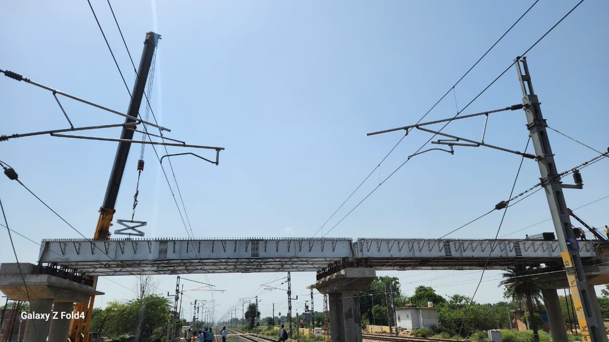 dfccil_india's tweet photo. #levelcrossingfreeDFC helps in expeditious movement of road & rail traffic. All 5 composite girders (each of 24 M span & 16.5 T weight) were launched over DFC track for construction of ROB in lieu of LC 21 between New Achalda - New Ekdil section of EDFC in UP's Etawah district. https://t.co/woIVKqbZDY