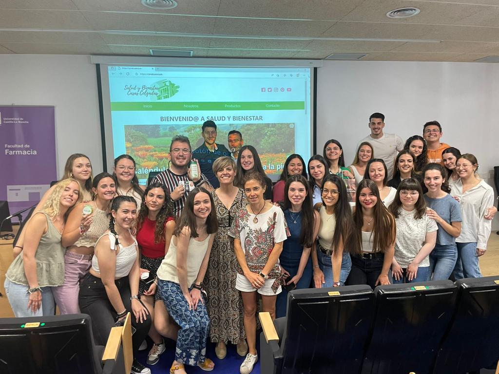 FarmaciaAB_UCLM's tweet photo. 🎉👏🌿📚🏆 ¡Enhorabuena a los 5 estudiantes de Farmacognosia y Fitoterapia de la Facultad de Farmacia de la UCLM por ganar los VI Premios Aboca! Aqui os dejamos algunas foto del evento 🌿💊🦠 #PremiosAboca #UCLM #Fitoterapia #Covid19 https://t.co/ApN8oZ9FZe https://t.co/dnbqFwH6Xa