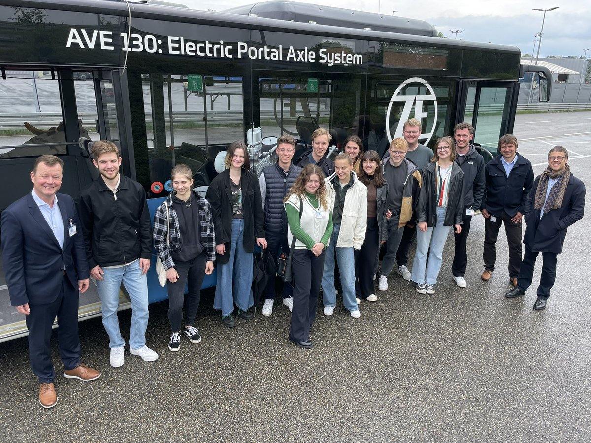 UlricPapendick's tweet photo. Der Jahrgang 2022 der @KJS_Koeln zu Gast beim @ZF_Konzern in Friedrichshafen am Bodensee. Vielen Dank für den spannenden Tag! https://t.co/6Wf3T6P75k