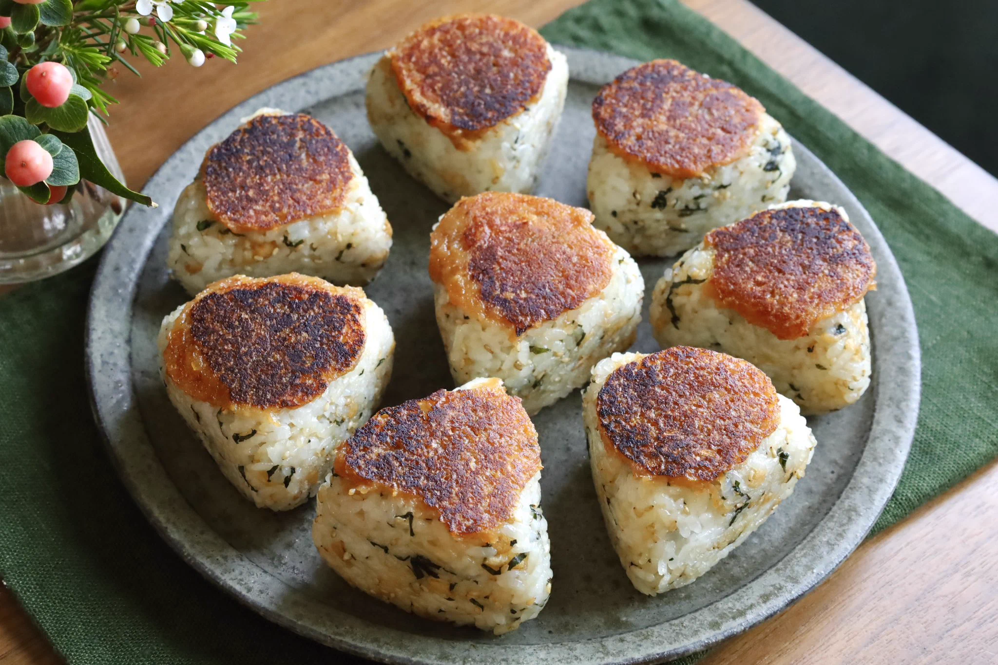 梅干しや味噌との組み合わせがすごくよく合いそう！とっても美味しそうな「焼きおにぎり」のレシピ！