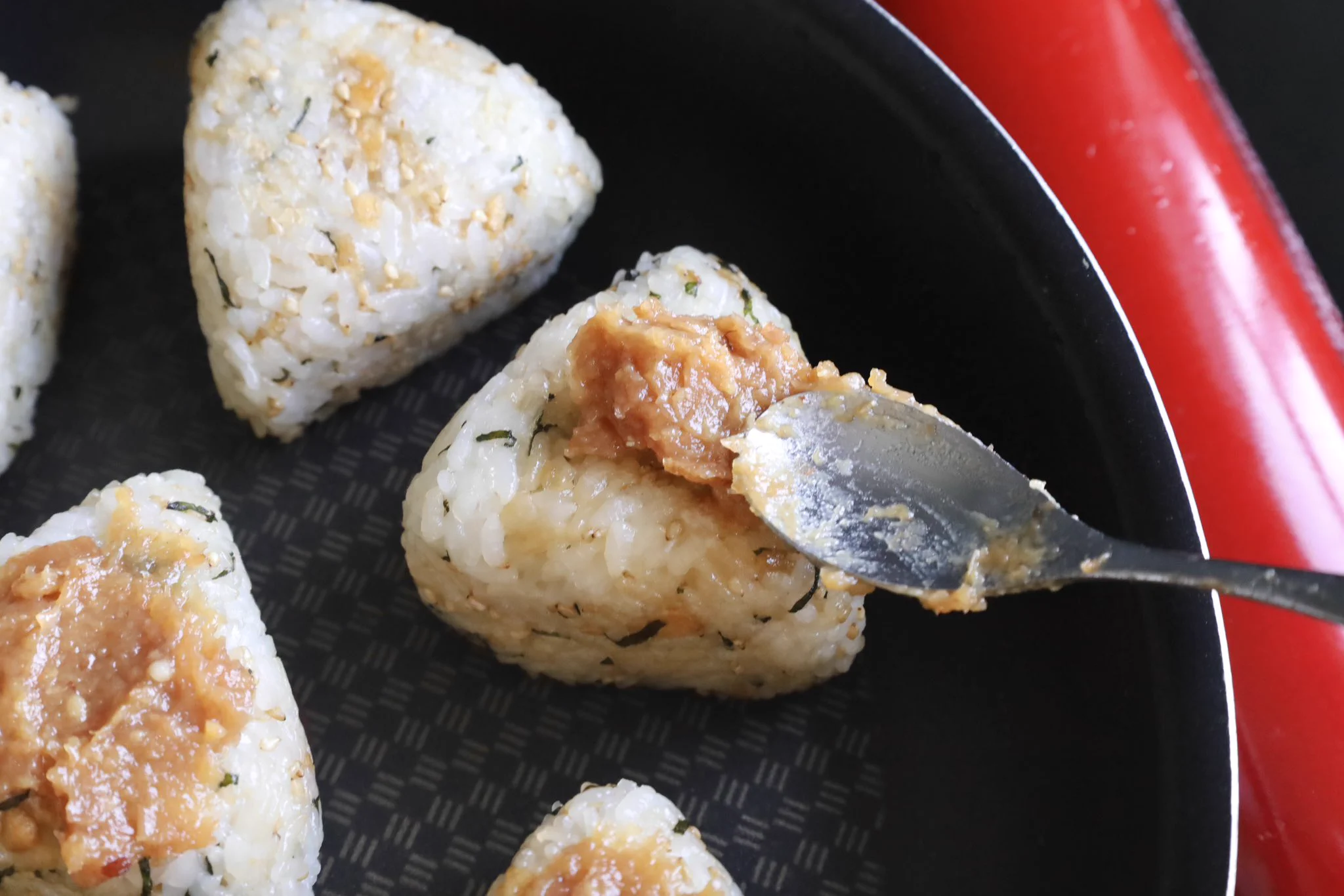 梅干しや味噌との組み合わせがすごくよく合いそう！とっても美味しそうな「焼きおにぎり」のレシピ！