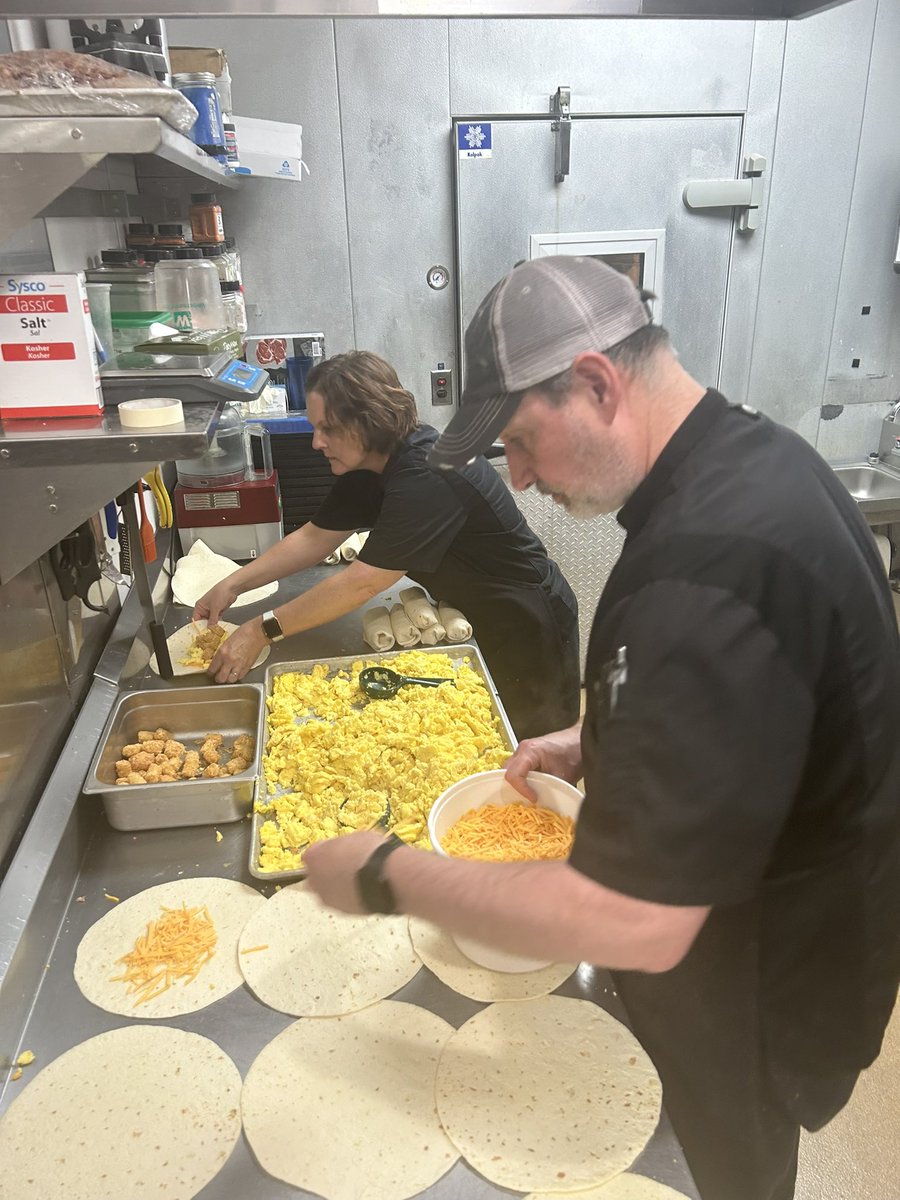 thecraftydog89's tweet photo. Close to 500 breakfast burritos to our local healthcare workers @Kearneyregional We're grateful for everything they do to keep our community healthy, and we hope this small gesture will brighten their day. Thank you to all the healthcare heroes out there! #HealthcareHeroes https://t.co/Xi6w06xdv7