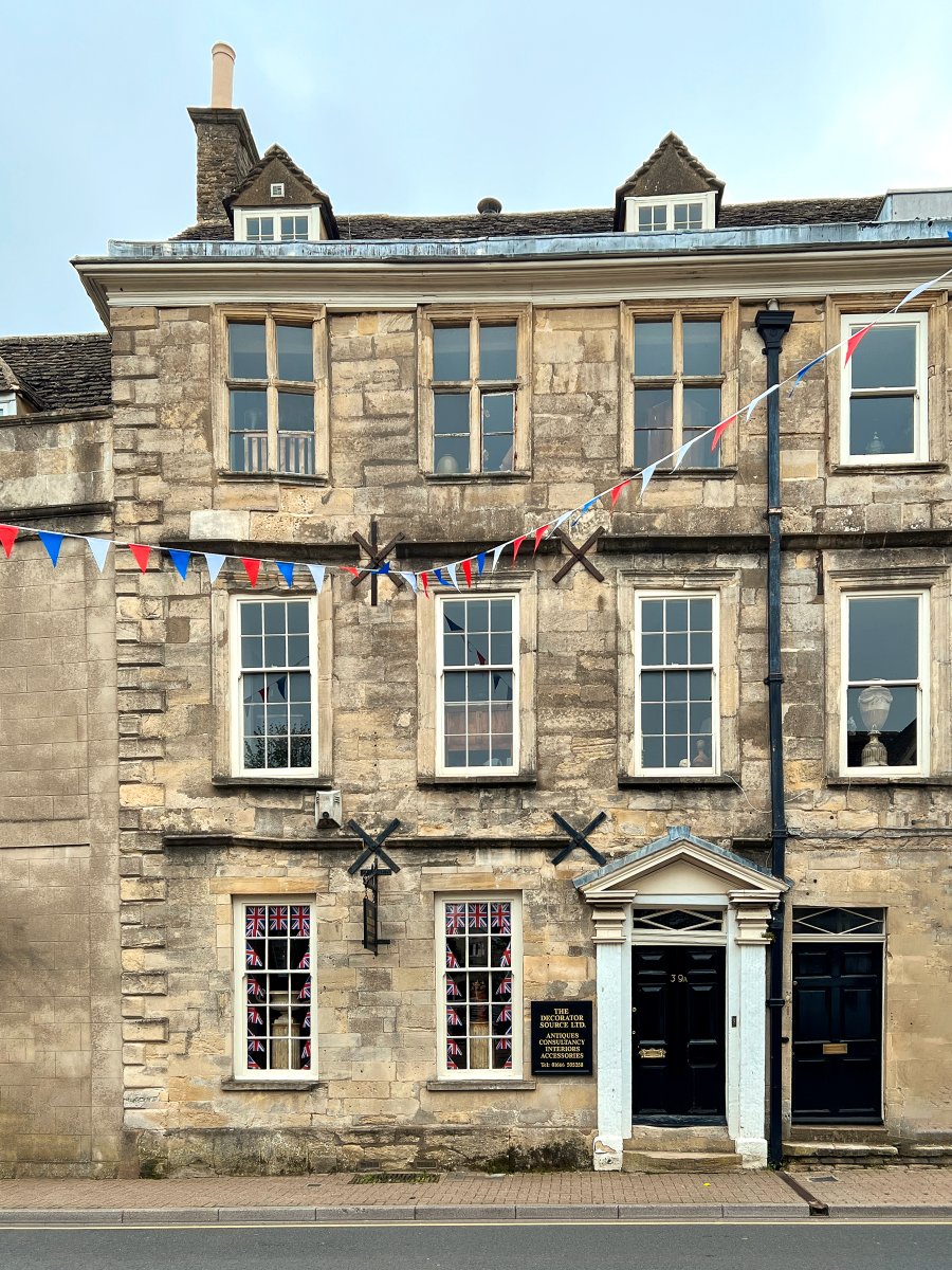 FullerSearch's tweet photo. Coronation Bank Holiday Monday, Tetbury.

#cotswolds #thecotswolds #coronation #countryhome #highstree #buyingagent #tetbury #gloucestershire https://t.co/RXYnjVU1Fd