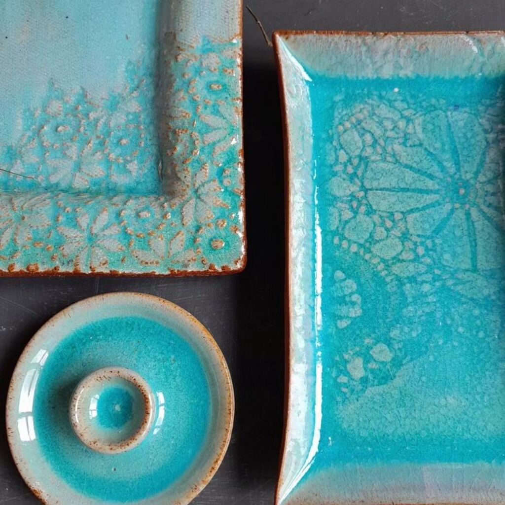 HFDcraftguild's tweet photo. Caroline Davies is our studio potter with a love for glazes
#studiopottery 
#ceramicist 
#stoneware 
#glazes 
#copperglaze 
#skyblue 
#carolinejdavies
#HerefordshireGuildofcraftsmen 
#malvernspringshow https://t.co/lGgQrLwsMS