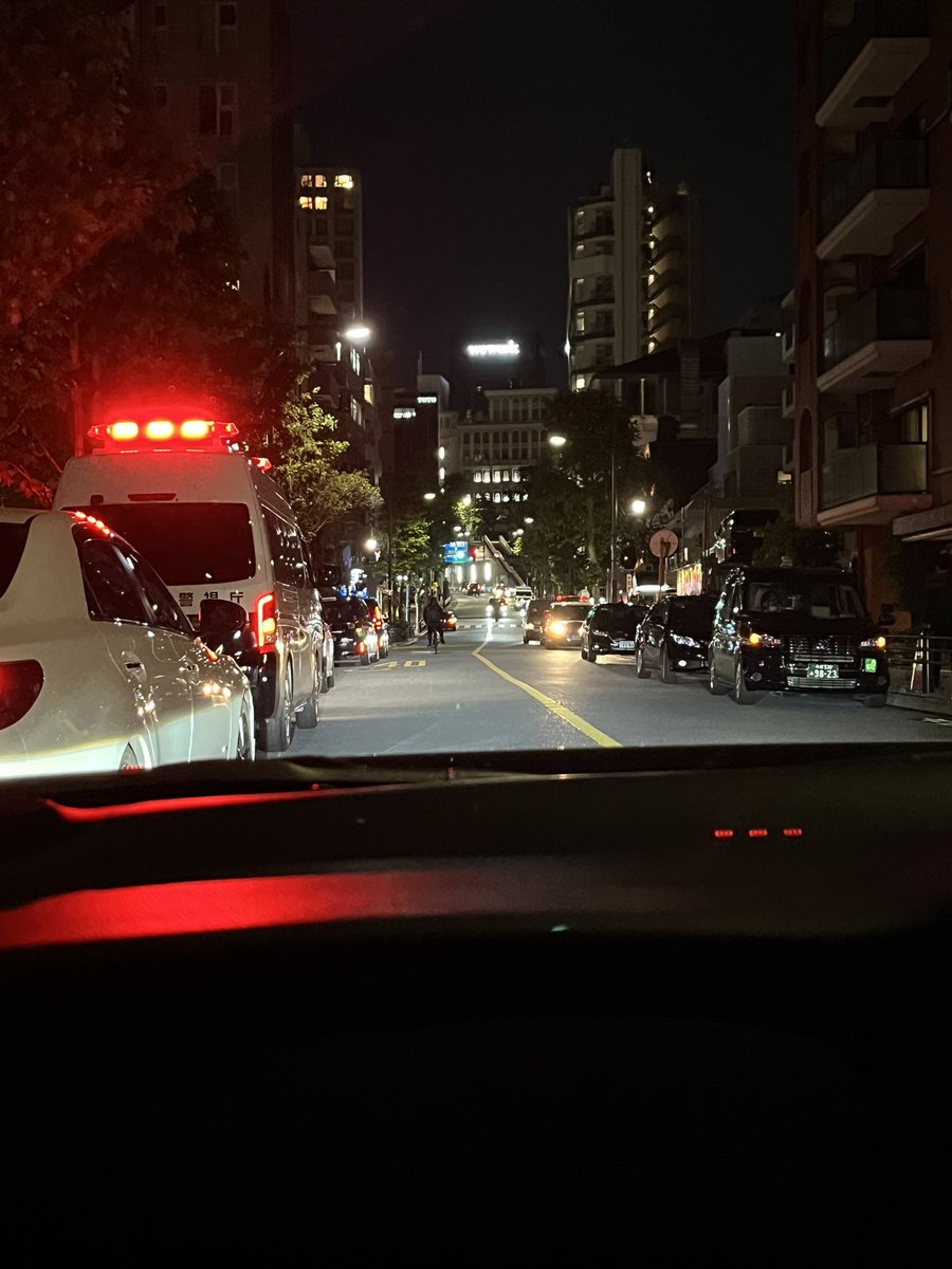 key_zc6's tweet photo. 乃木坂駅周辺今は落ち着いてるけどめっちゃパトカー止まってたみたいだけど何あったんかな？
 #乃木坂駅  #パトカー https://t.co/qDRmoD0e41