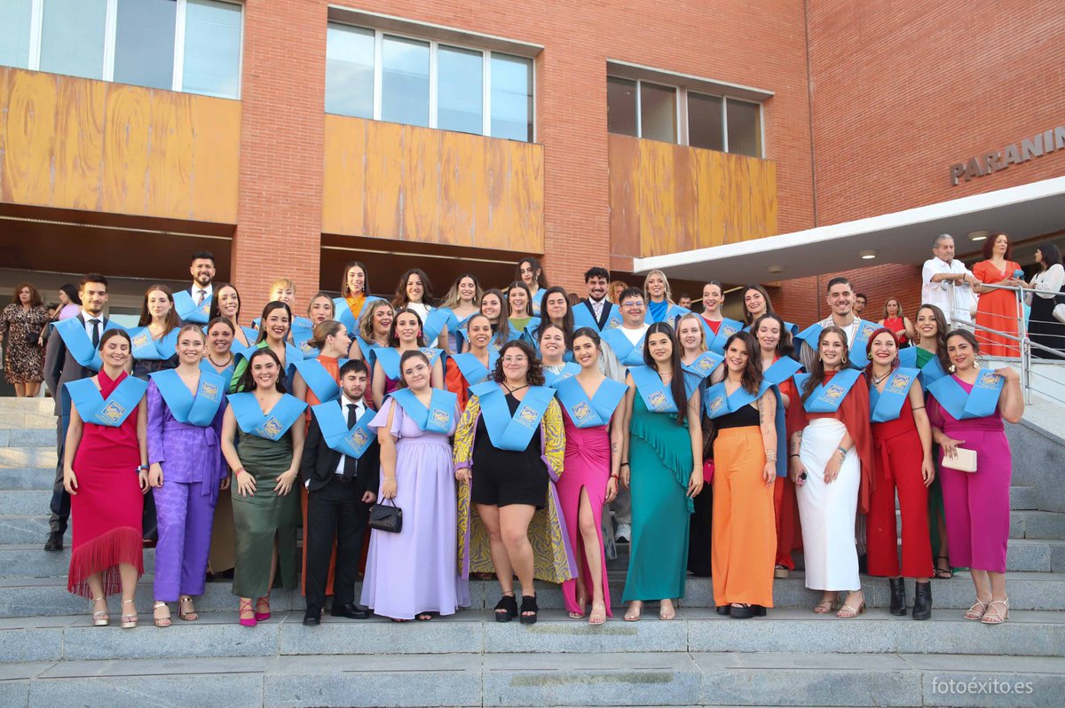 pablodeolavide's tweet photo. 🥳 Felicidades a nuestra promoción 2019/23 del Grado en #EducaciónSocial que finalizan sus estudios y emprenden una nueva etapa.
🤗 Las egresadas y egresados han tenido como padrino al educador social Juan Antonio Lugo de la Asociación @ajmmaa
#egresadosupo https://t.co/GJQQ3eLxIk