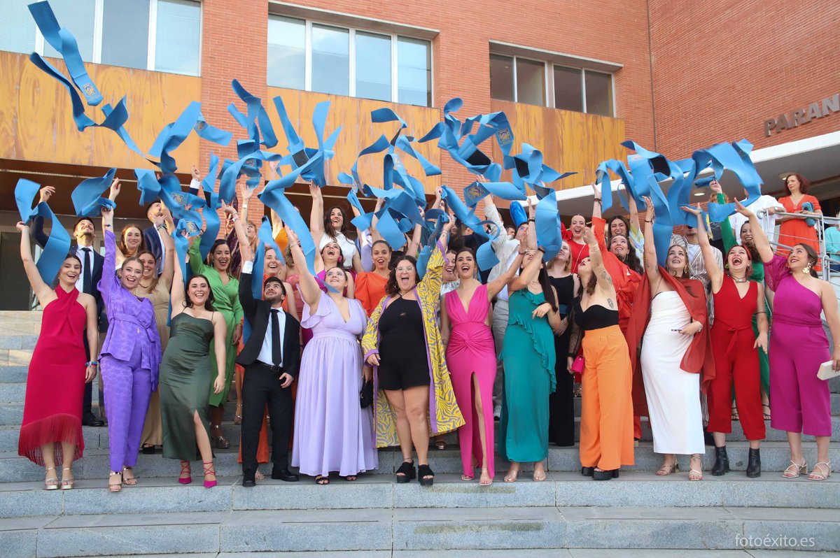 pablodeolavide's tweet photo. 🥳 Felicidades a nuestra promoción 2019/23 del Grado en #EducaciónSocial que finalizan sus estudios y emprenden una nueva etapa.
🤗 Las egresadas y egresados han tenido como padrino al educador social Juan Antonio Lugo de la Asociación @ajmmaa
#egresadosupo https://t.co/GJQQ3eLxIk