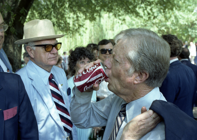 CarterLibrary's tweet photo. It’s #NationalHaveACokeDay!
President Carter stopped to #HaveACoke while campaigning in Muscle Shoals, AL, Sept. 1, 1980. The temp reached 99 degrees that day, and you can bet the southern city was humid! NAID 846796 https://t.co/mwQmjysb4F