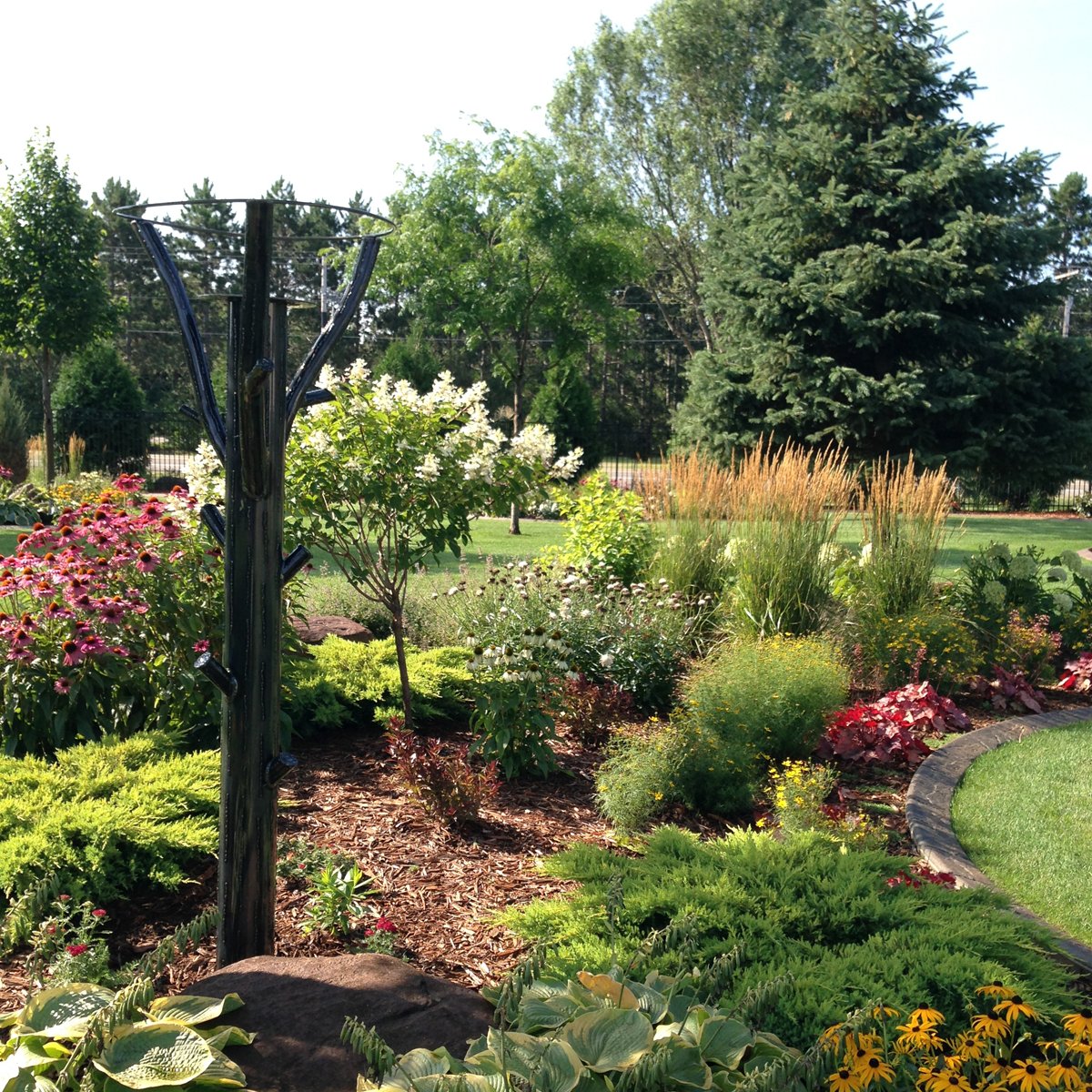 FioreTrees's tweet image. What kind of flowers are you dropping in this naked #FioreTree? All answers are correct. 🌻 #fiore #italy #MetalArtItaly #ItalianArtisans #MetalSculptures #ItalianDesign #ArtigianatoItaliano #MetalArtCulture #MadeInItalyMetal #ItalianMetalMasters