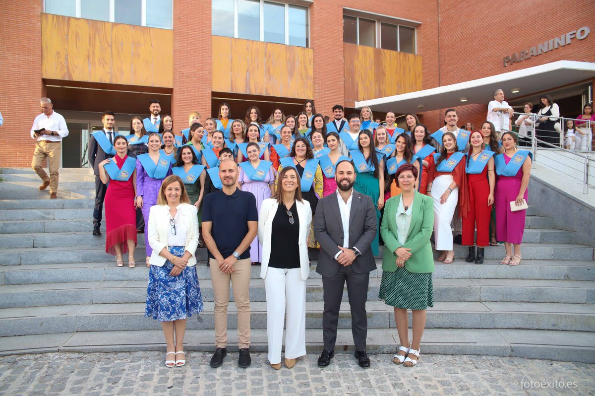pablodeolavide's tweet photo. 🥳 Felicidades a nuestra promoción 2019/23 del Grado en #EducaciónSocial que finalizan sus estudios y emprenden una nueva etapa.
🤗 Las egresadas y egresados han tenido como padrino al educador social Juan Antonio Lugo de la Asociación @ajmmaa
#egresadosupo https://t.co/GJQQ3eLxIk
