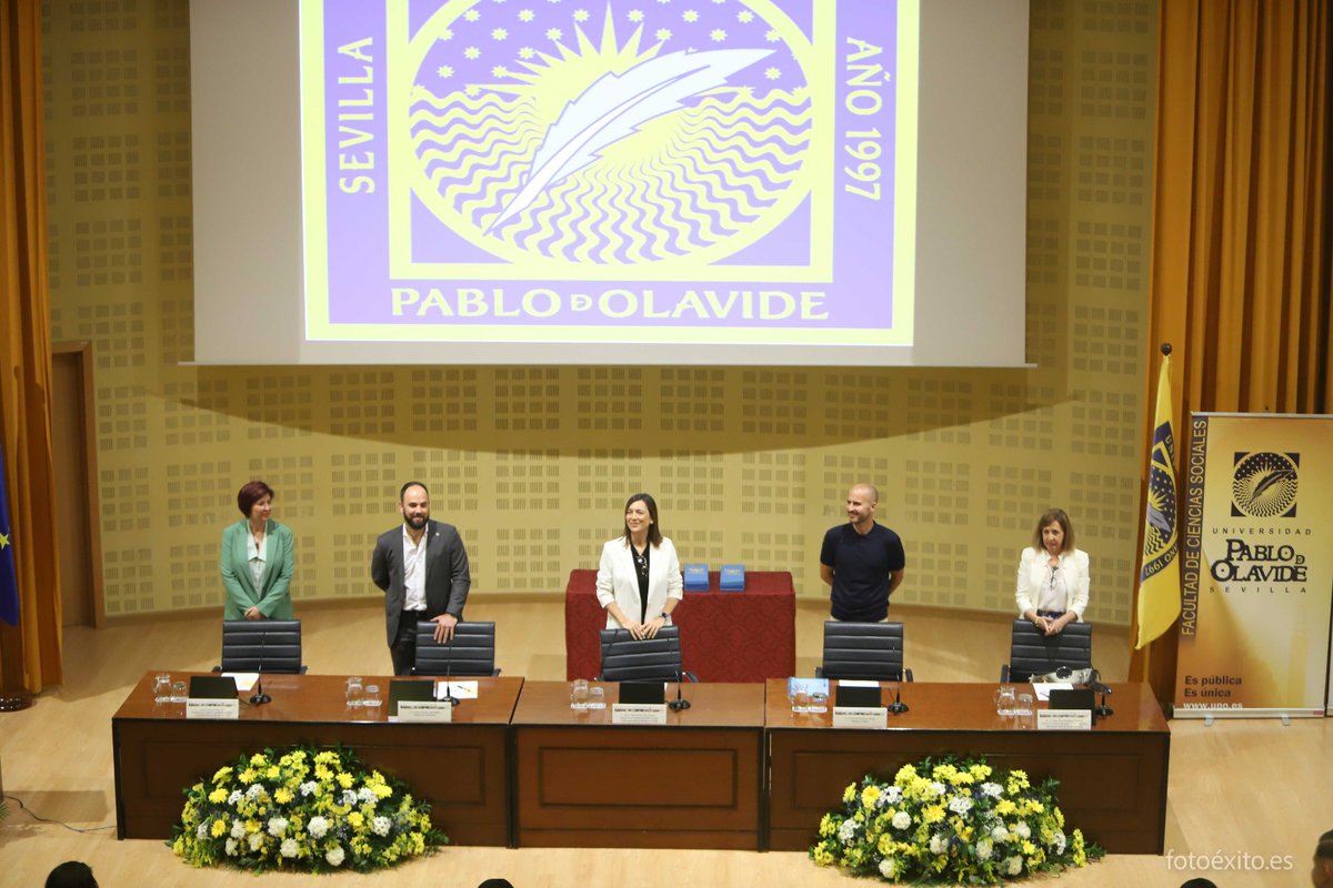 pablodeolavide's tweet photo. 🥳 Felicidades a nuestra promoción 2019/23 del Grado en #EducaciónSocial que finalizan sus estudios y emprenden una nueva etapa.
🤗 Las egresadas y egresados han tenido como padrino al educador social Juan Antonio Lugo de la Asociación @ajmmaa
#egresadosupo https://t.co/GJQQ3eLxIk