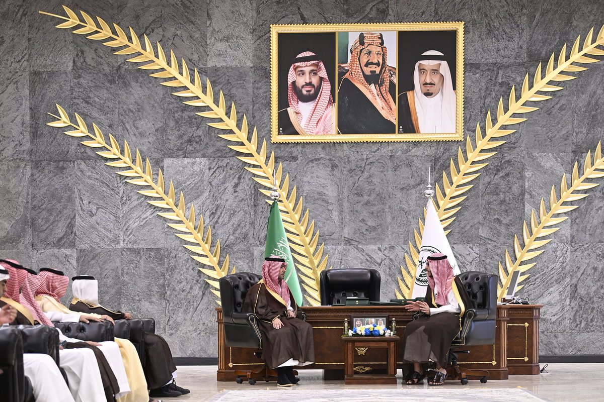 سمو #محافظ_الطائف الأمير #سعود_بن_نهار يلتقي معالي وزير الشؤون البلدية والقروية والإسكان الأستاذ : ماجد بن عبدالله الحقيل.  نُوقش خلال اللقاء عدد من المواضيع المتعلقة بتطوير الخدمات والإستثمار في المحافظة.