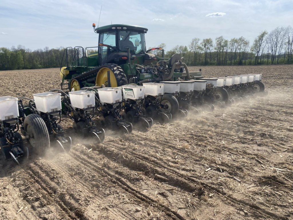 DKCAS_MI's tweet photo. Our team has been busy getting plots in the ground to evaluate NEW DEKALB and Asgrow products to add to an existing strong portfolio for our partners💪⚡️🌽 #SponsorsofSuccess #WinningHasRoots @Asgrow_DEKALB https://t.co/ZpH3g6KFWF