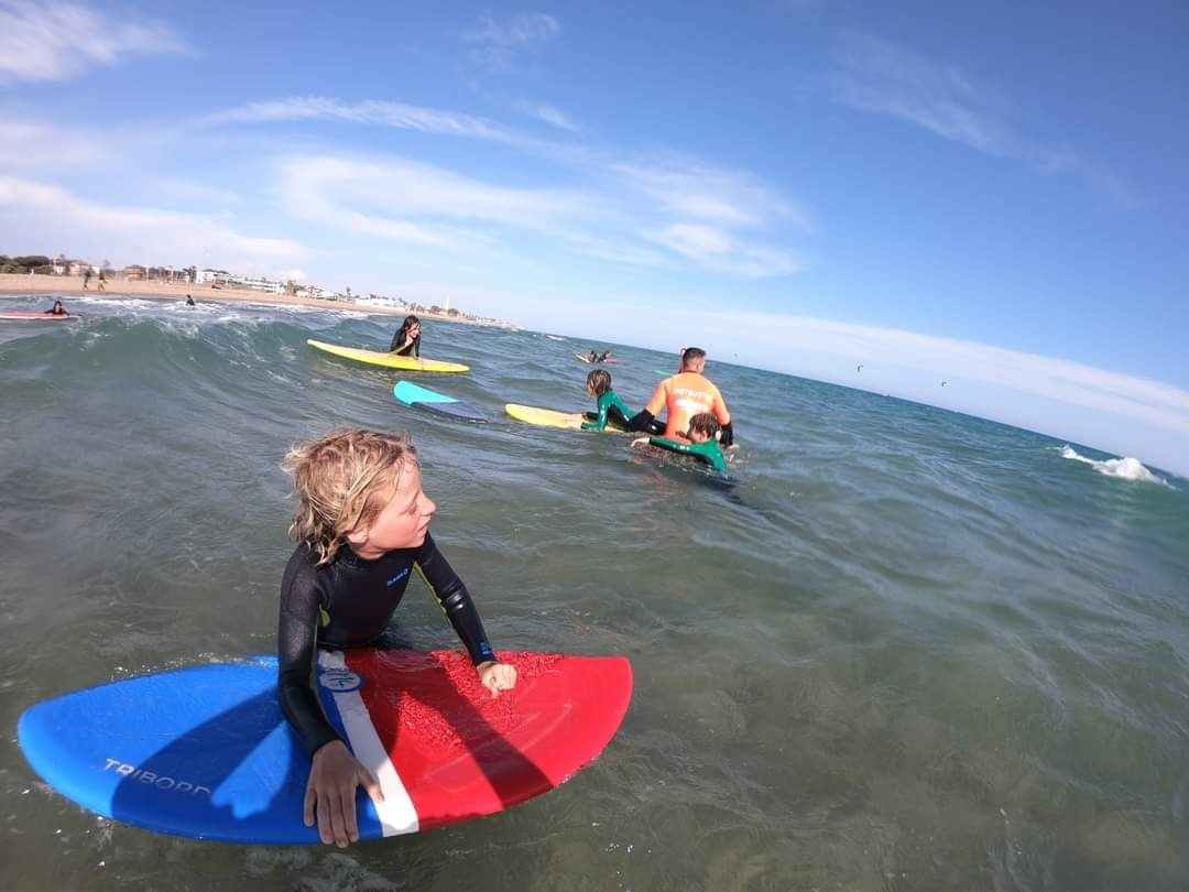 Seguimos disfrutando de nuestras actividades extraescolares de surf en Castelldefels!! Una manera diferente de disfrutar del deporte y el mar. Plazas disponibles, infórmate en info@haciaelsup.com o en el 639649569 🤙🏄‍♀️

#haciaelsup #surfbarcelona #Garraf #Barcelona #castelldefels