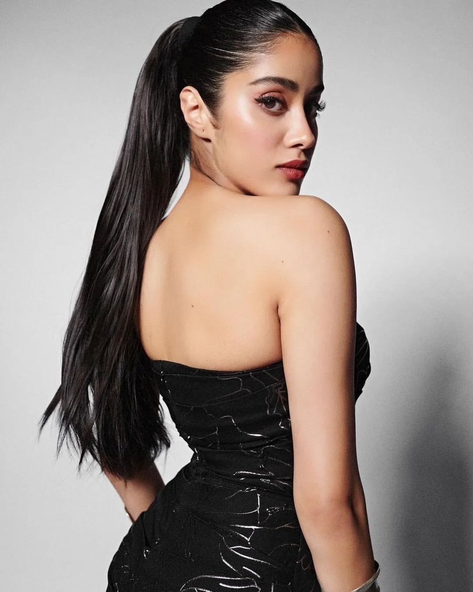 bkbsouthcinema's tweet photo. Sizzling Janhvi Kapoor rocks her curves in ravishing black attire! 🔥

#JanhviKapoor #janhvikapoorhot  #ntr30 #Bollywood #btownkibilli #btownsouthcinema https://t.co/gCtIuKgXEc